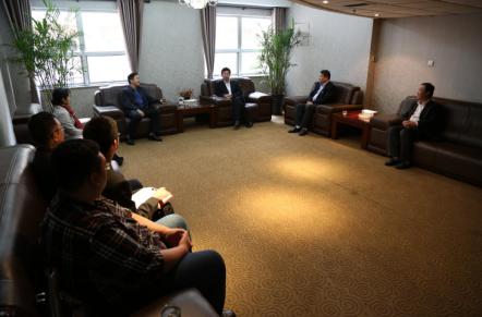 图为银河党委书记郭健、党委常委杨立海、新闻传播学院院长韩立新与文化部领导座谈
