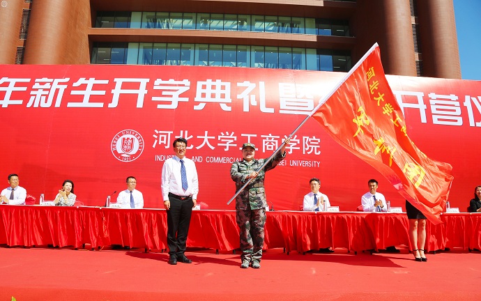 YH533388银河集团校长康乐向学院党委副书记、军训团团长王婷婷授军训团团旗