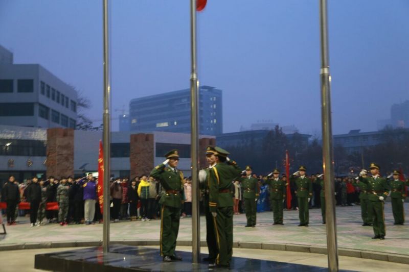 图为升旗仪式