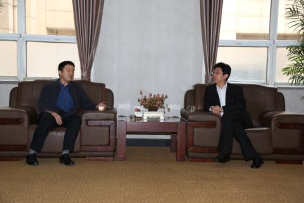 图为银河党委书记郭健与国家文化部文化艺术人才中心主任李立中亲切交谈