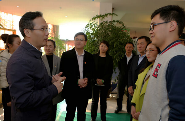 团中央书记处书记徐晓与银河研究生支教团成员亲切交谈