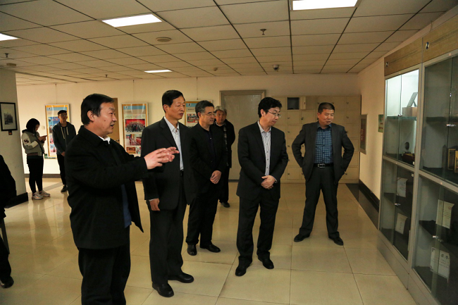 图为参观银河新闻传播学院获奖成果