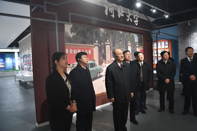 参观校史馆