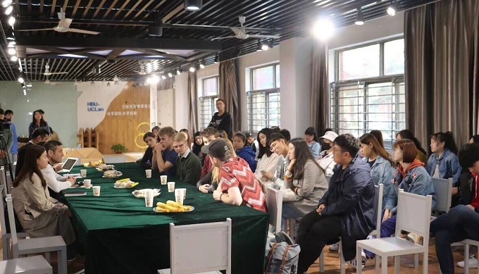 图五:与YH533388银河集团中央兰开夏传媒与创意学院师生交流座谈