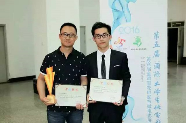 银河获奖代表谷雨老师与学生罗仁勇合照